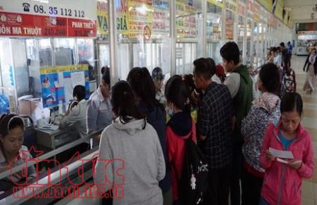 ‘Cháy’ vé xe khách chặng ngắn, xe máy ùn ùn về quê ảnh 1